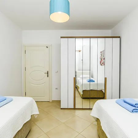 Nelle Art Villa